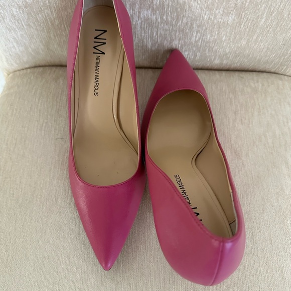 Beautiful Neiman Marcus Signature Pink Heels. Size 9 - Picture 4 of 5